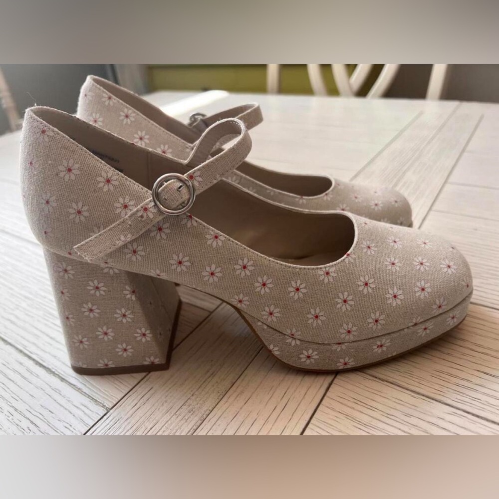 Madden Girl Size 8 floral platforms